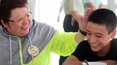 ​1999年，贵州缆车失事，2岁孩子失去父母被韩红收养，如今怎样了