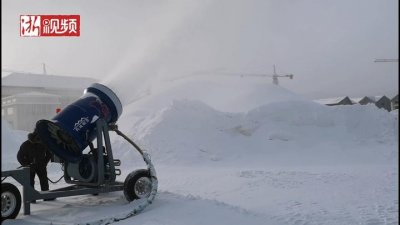 ​黑龙江漠河：制雪人寒风中挺立 勾勒美丽冰雪世界
